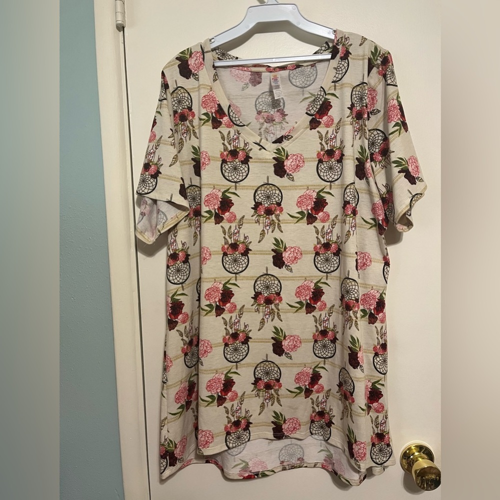 Lularoe shirt
Floral
Dreamcatcher
XXL